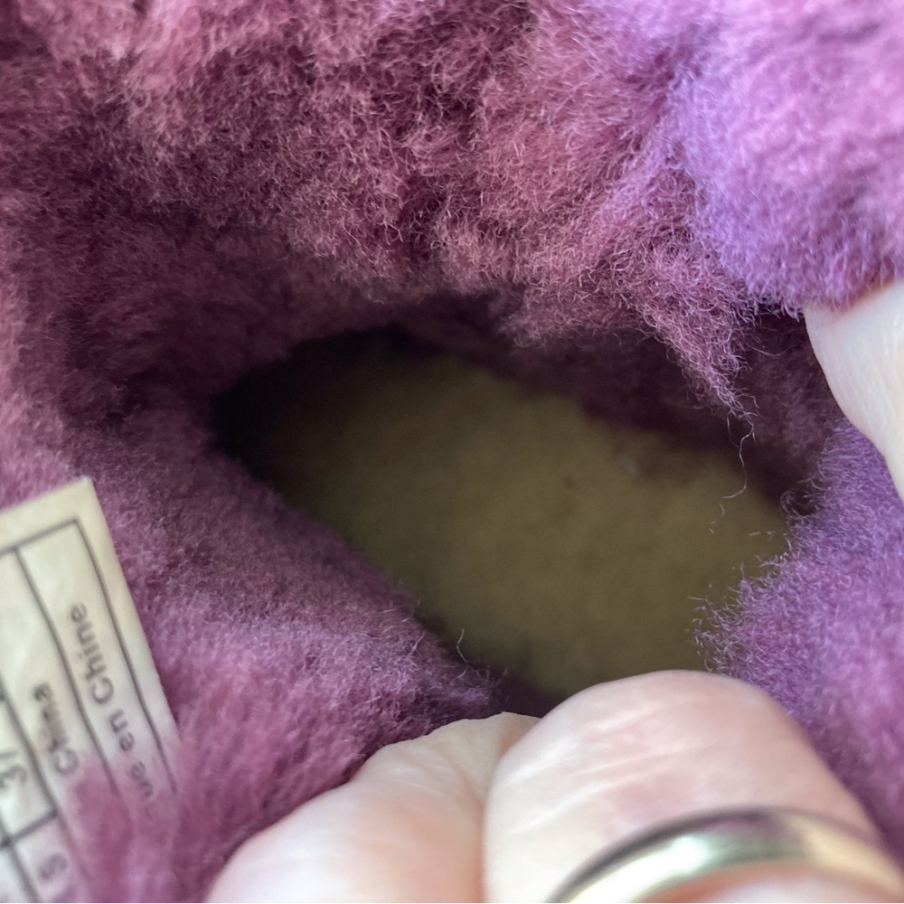 UGG BAILEY BUTTON CLASSIC SUEDE BOOTS IN PURPLE (SUGAR PLUM) SHEEPSKIN, SIZE 6 - Picture 15 of 16